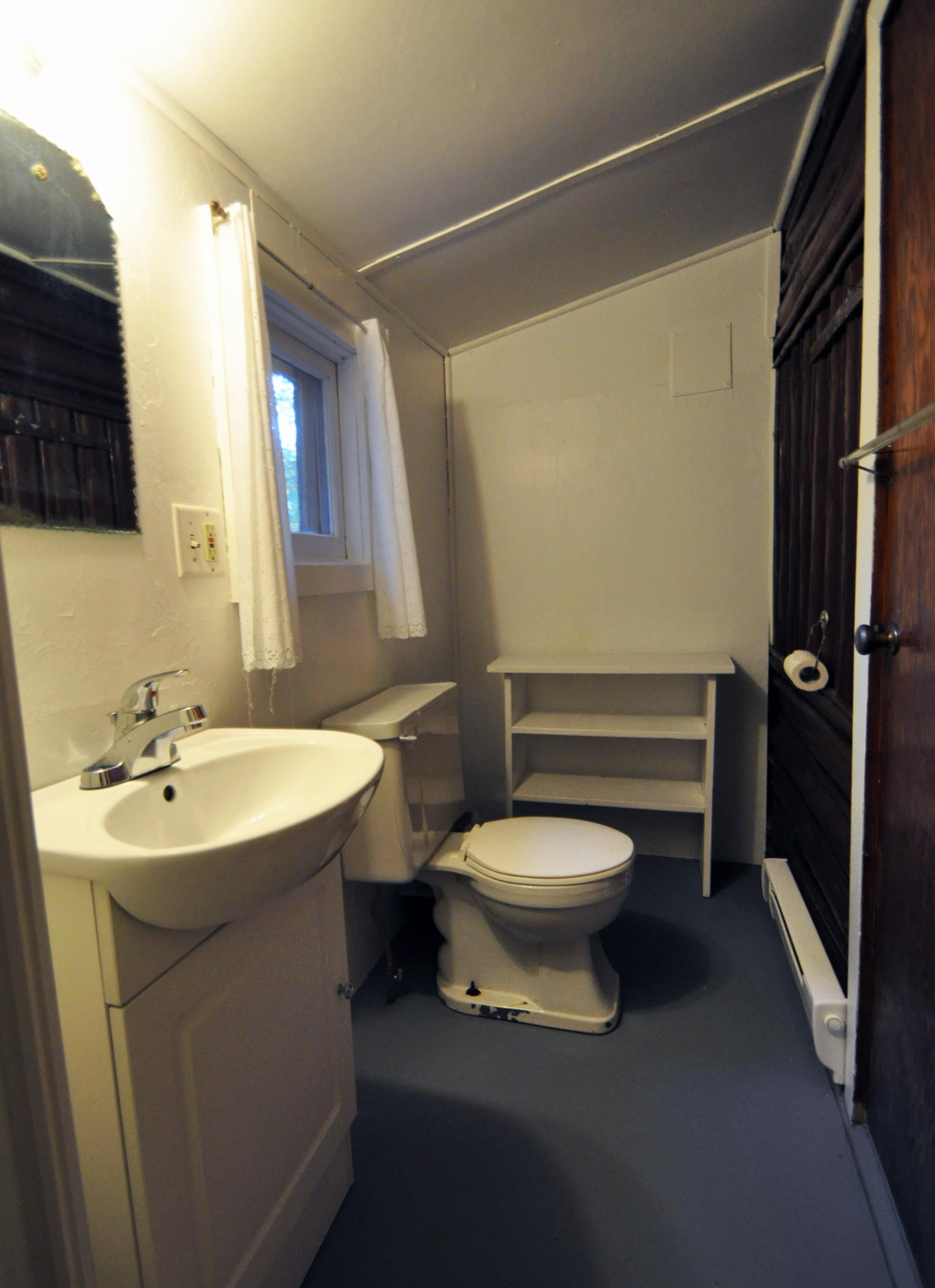 Cabin 10 - bathroom.