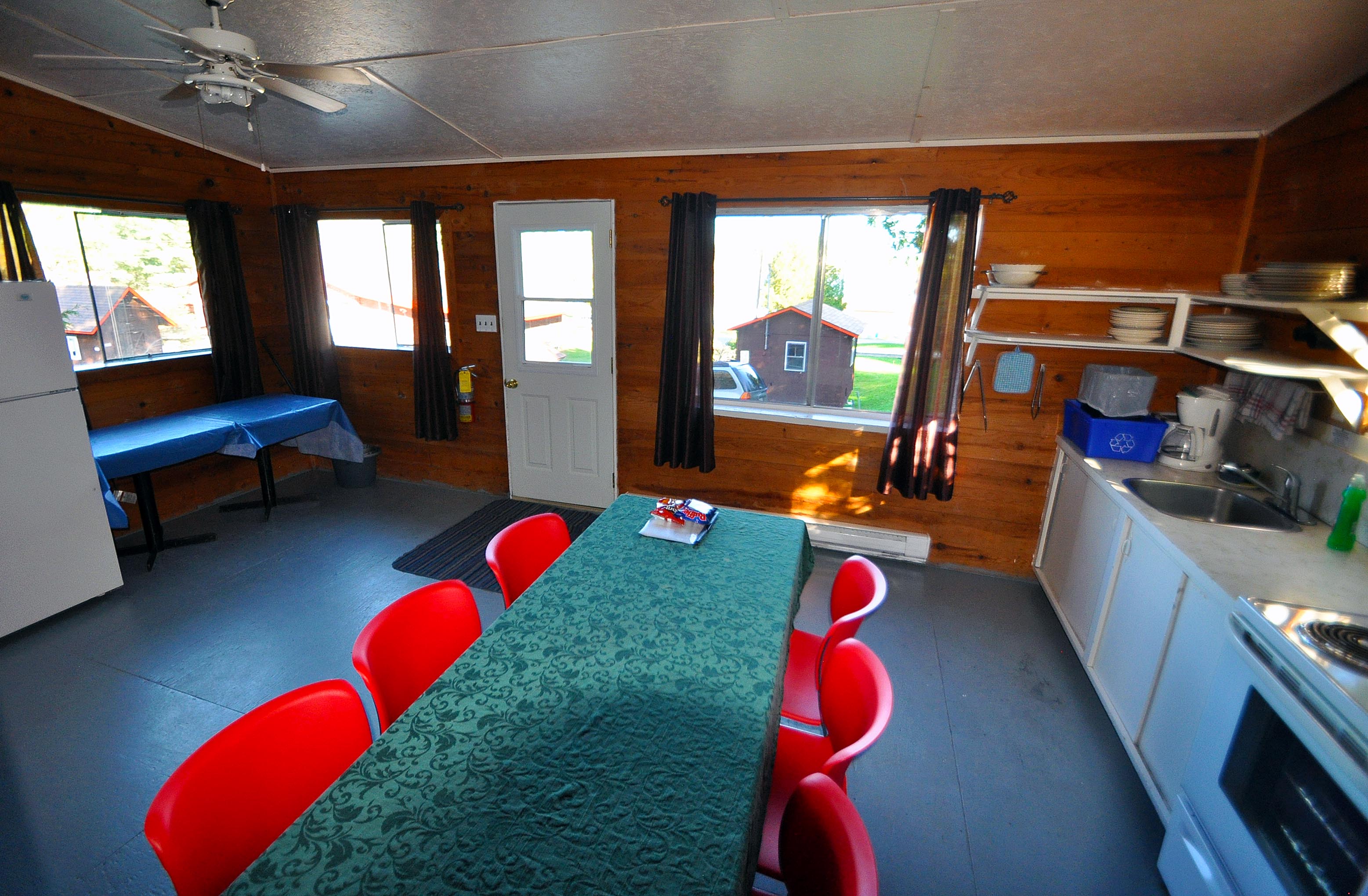 Cabin 15 - kitchen and dining table.