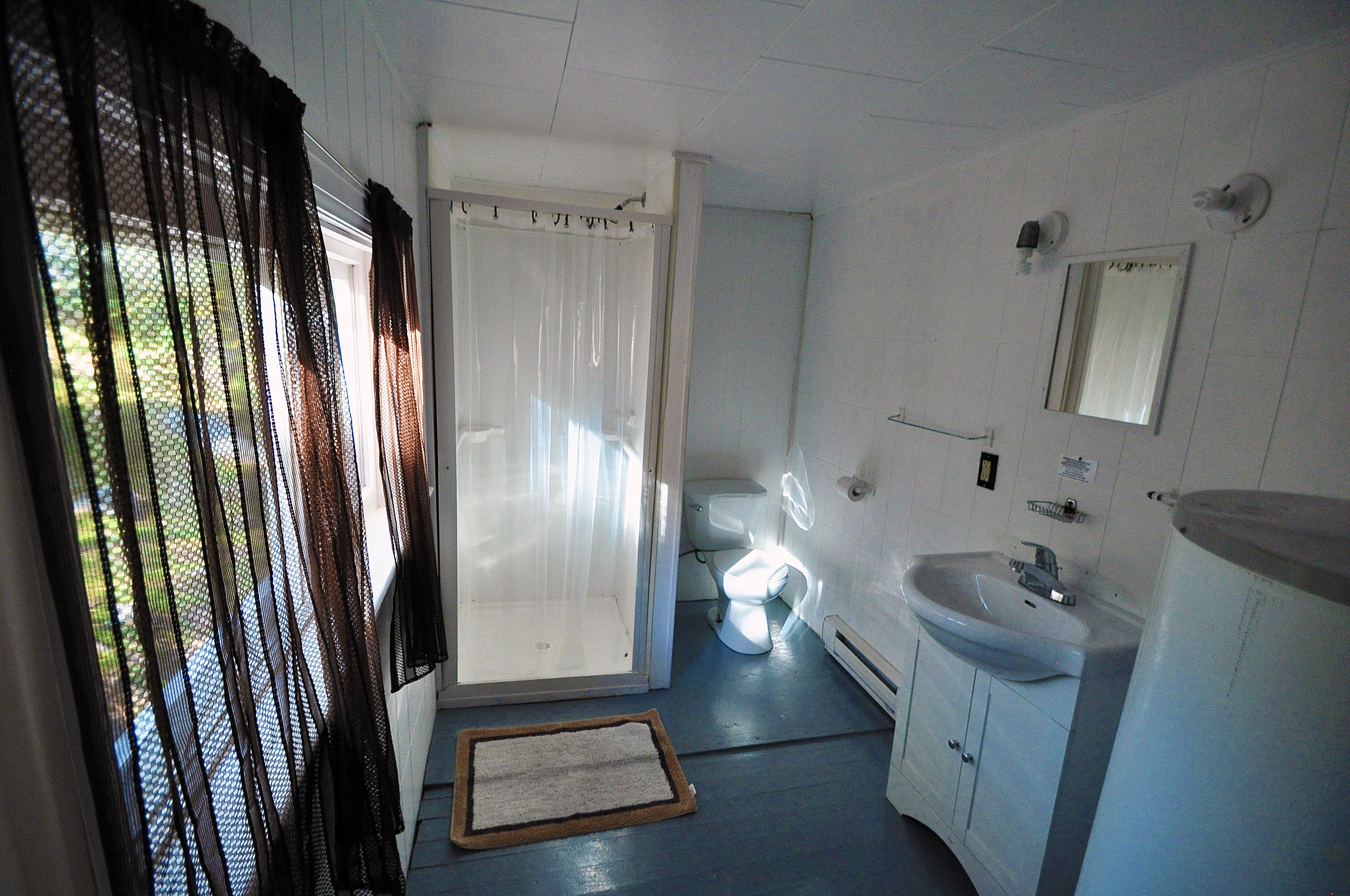Cabin 15 - bathroom with shower.