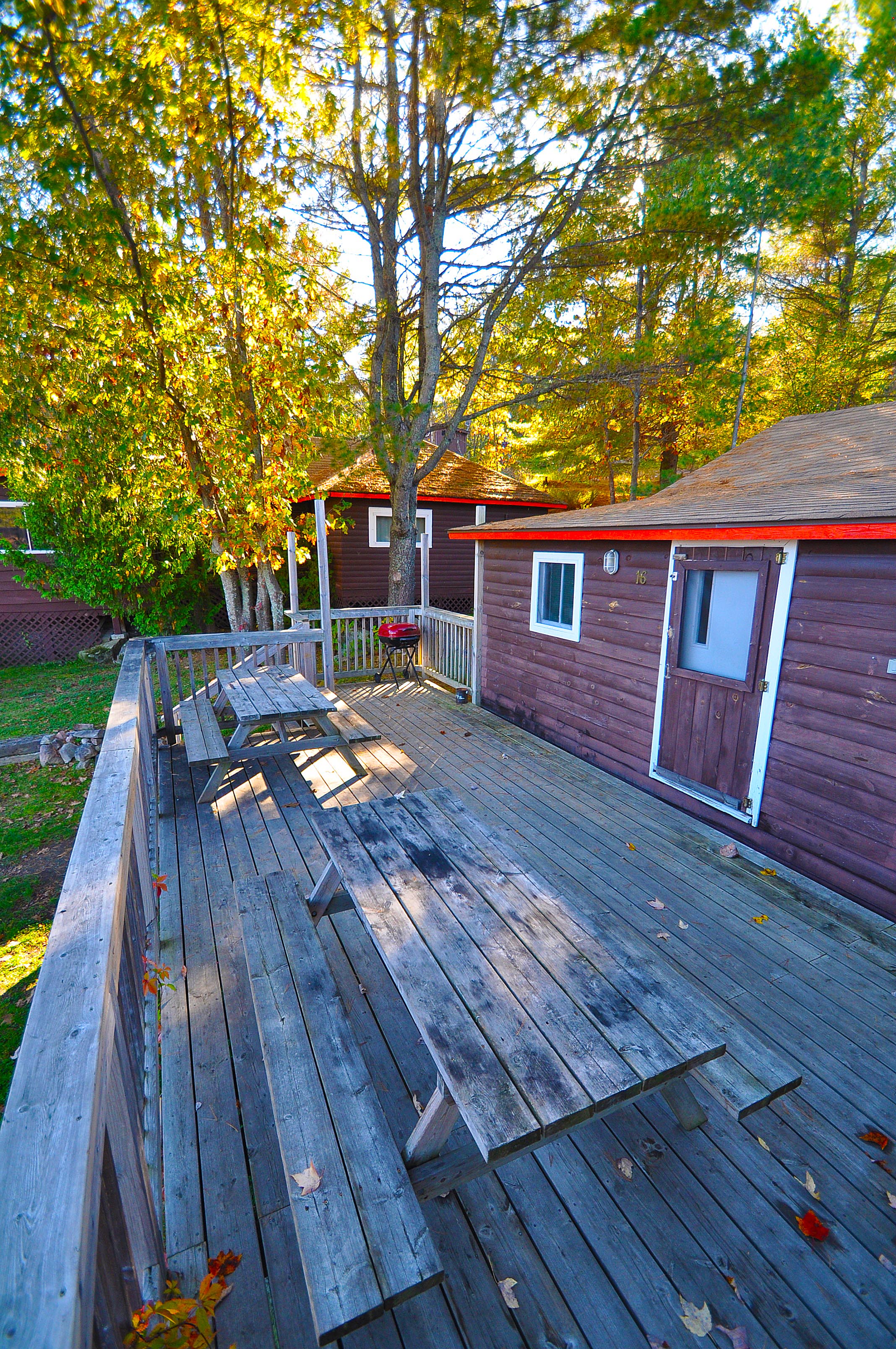 Cabin 16 Deck and picnic tables.