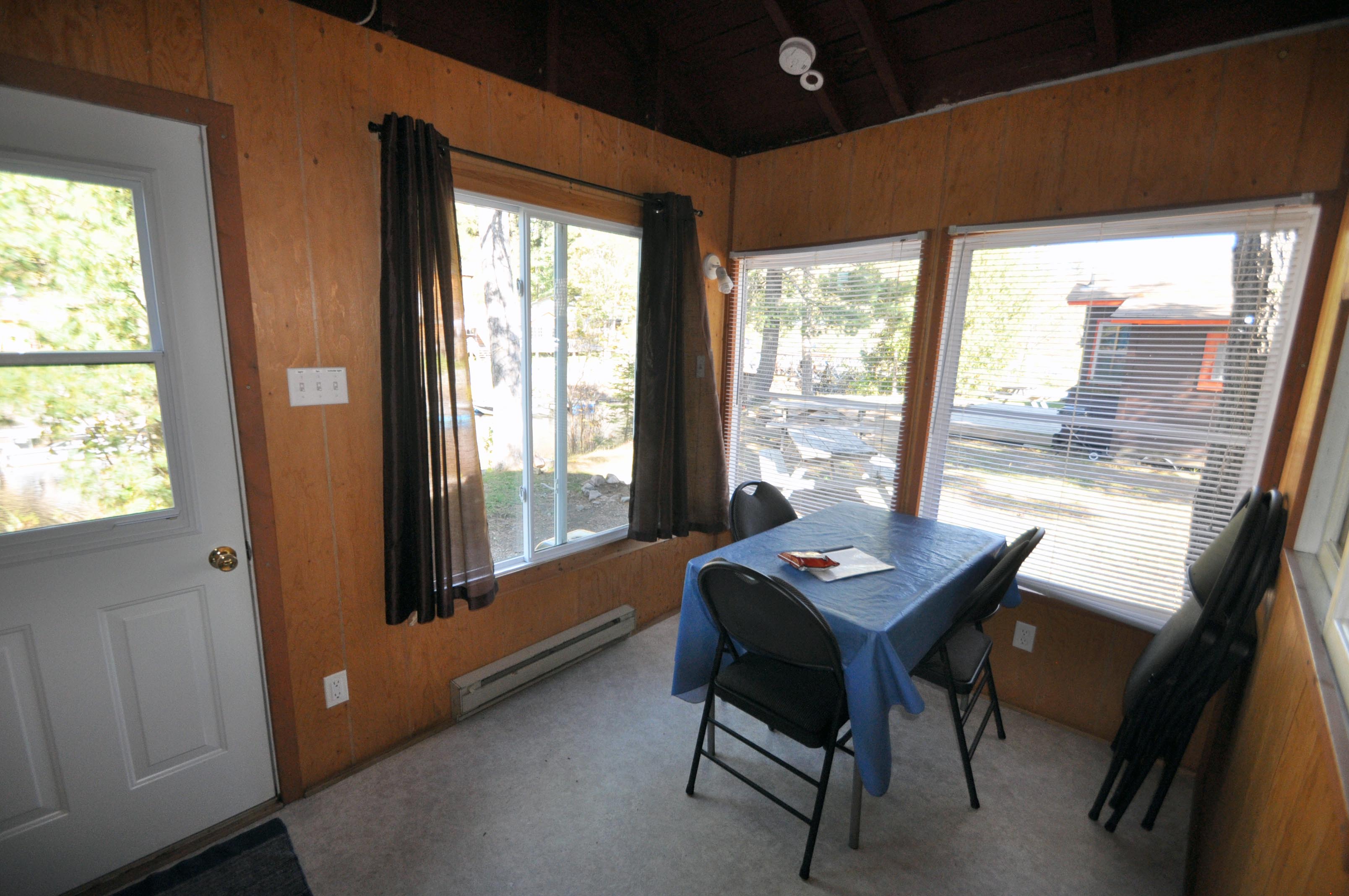 Cabin 3 - Dining table.