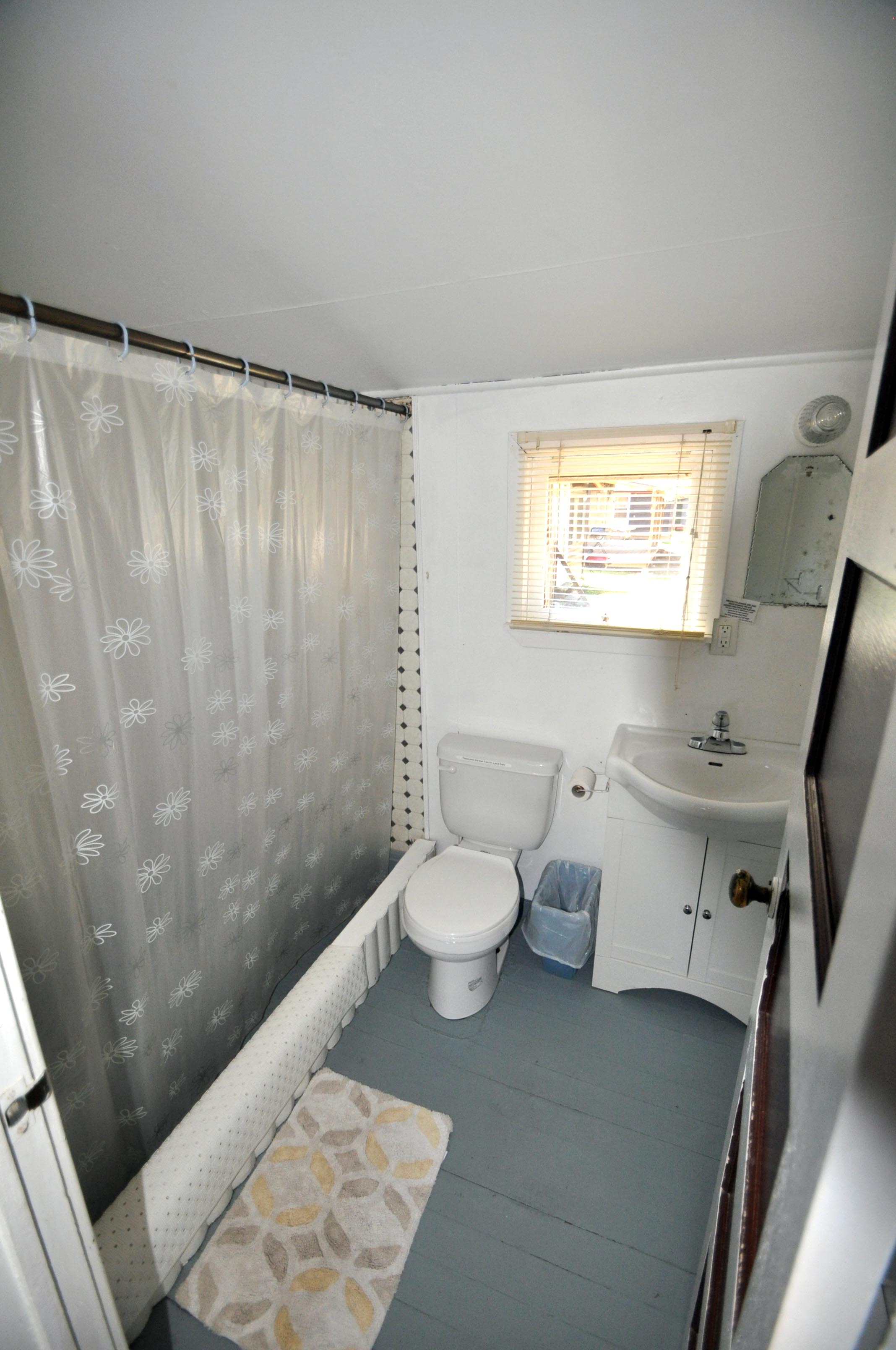 Cabin 3 - bathroom with shower and bathtub.