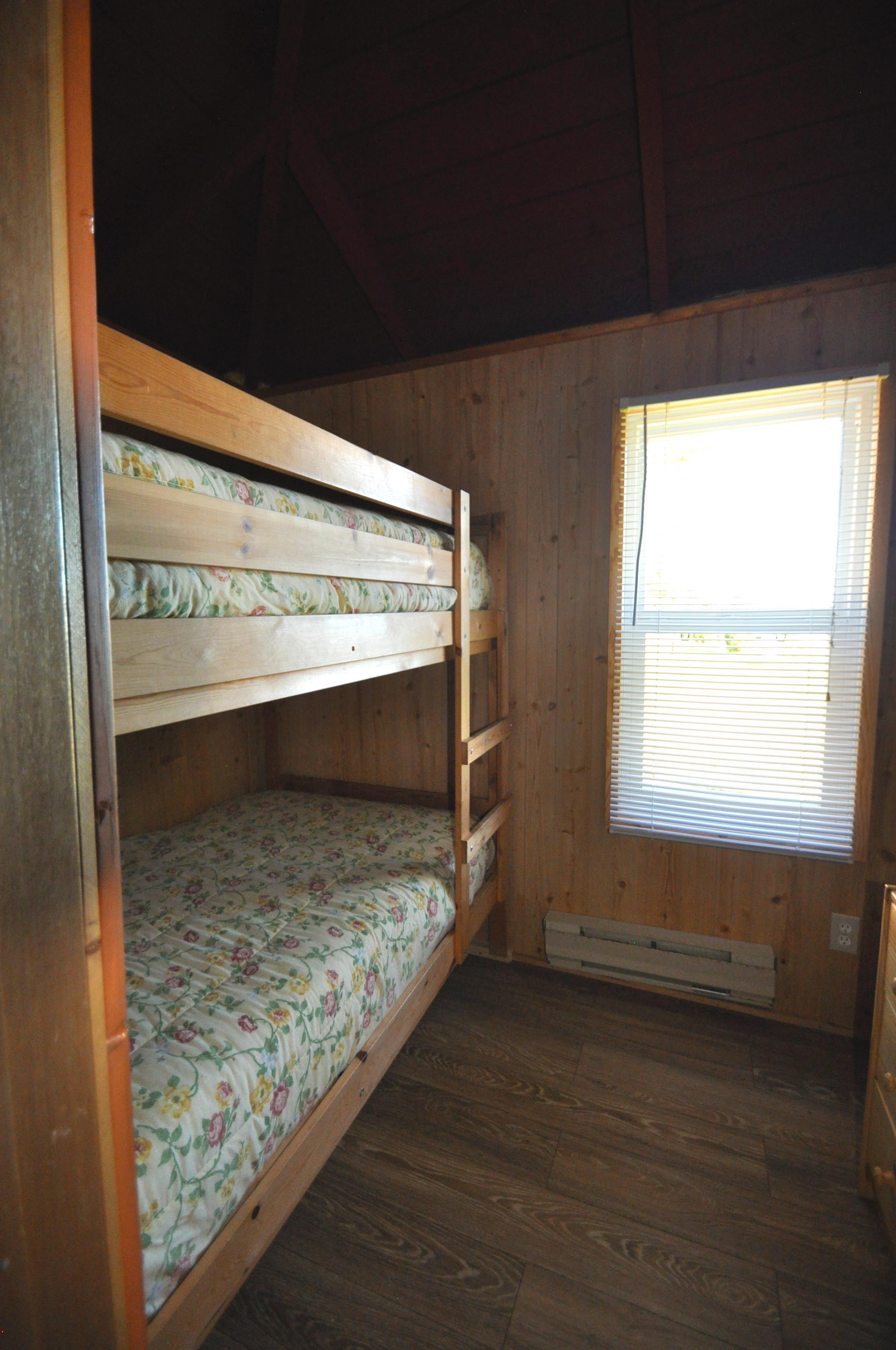 Cabin 7 - bedroom with bunkbed.